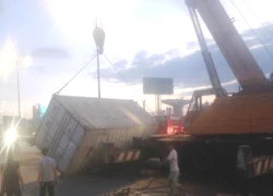 Thùng hàng container văng xuống xa lộ, giao thông kẹt cứng