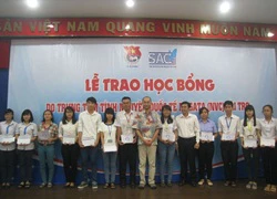 Trao 62 suất học bổng cho sinh viên vượt khó