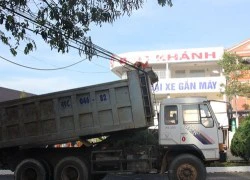 Xe ben kéo gãy cột điện, 2 chi nhánh ngân hàng bị cô lập giao dịch