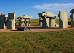 Bãi đậu xe được xây giống bãi đá cổ đại Stonehenge tại Mỹ