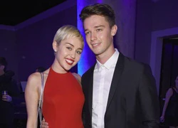 Bạn trai cầu xin Miley Cyrus tha thứ sau vụ lộ ảnh lăng nhăng