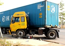 Bị xe container kéo lê gần 20 mét, một người nguy kịch