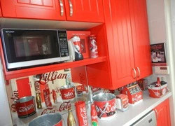 Căn nhà đỏ trắng của bà mẹ phát cuồng với Coca-cola