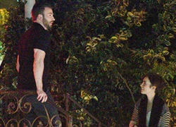 "Captain America" Chris Evans và Lily Collins lộ ảnh hẹn hò