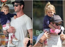 Con gái "Thần sấm" Chris Hemsworth thích thú ngồi trên vai bố