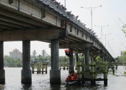 Cứu kịp thời nam thanh niên định nhảy cầu tự tử