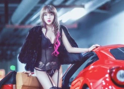 Đường cong sexy đầy mê hoặc bên &#8220;ngựa hoang&#8221; Ferrari