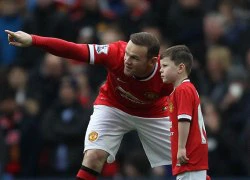 Fan nữ lớn tuổi xin chữ ký con trai Rooney