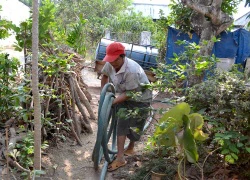 Hàng ngàn người dân quay cuồng trong "cơn khát" nước sạch