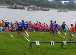 Hàng trăm người đứng kín bờ sông Hương cổ vũ đua ghe