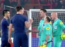 Ibrahimovic bám riết trọng tài để xin bóng