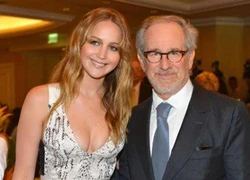 Jennifer Lawrence đổi nghề làm phóng viên chiến trường