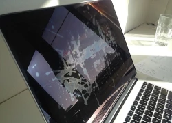 Khách hàng phàn nàn màn hình MacBook bị loang lổ