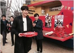 Kim Woo Bin và bạn diễn trong "Twenty" tặng pizza cho các nữ sinh viên