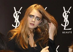 Mẫu 9X Cara Delevingne trợn mắt dọa phóng viên