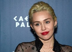 Miley Cyrus cố giấu nỗi buồn, không muốn nghe điện thoại của bạn trai