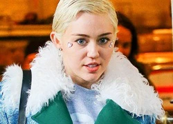 Miley Cyrus mặt đính trái tim, diện đồ lấp lánh đi ăn một mình