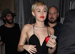 Miley Cyrus xuất hiện gợi cảm sau khi bạn trai lộ ảnh "lăng nhăng"