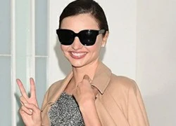 Miranda Kerr cười rạng rỡ khi đến Nhật Bản