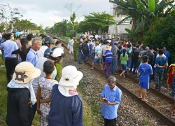 Người đàn bà nghe điện thoại bị tàu hỏa kéo lê 70 mét