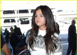 Selena Gomez kém sắc với cằm ngấn mỡ, thân hình phì nhiêu