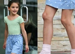 Suri Cruise lộ đầu gối 'củ lạc' khi tung tăng trên phố