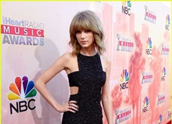 Taylor Swift gầy gò khi tạo dáng trên thảm đỏ cùng dàn sao nổi tiếng