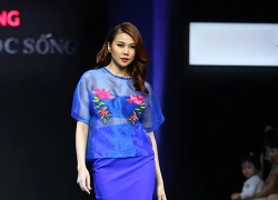 Thanh Hằng catwalk với váy xuyên thấu