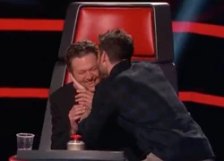 The Voice US: Blake đỏ bừng mặt khi bị Adam "cưỡng hôn"