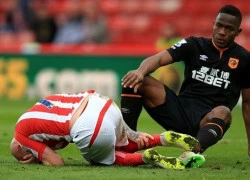 Tiền vệ Stoke City 'khoe' chấn thương kinh hoàng