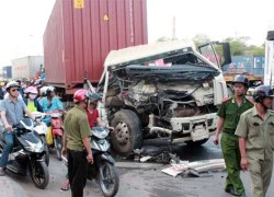 Tông vào xe tải, container nát đầu