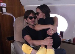 Victoria Beckham vô tư ngồi 'hôn gió' trên đùi trai lạ