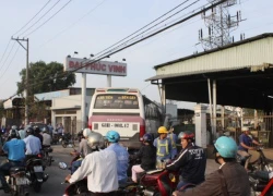 Xe khách cán dải phân cách, đâm tường rào công ty