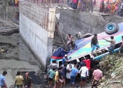 Bangladesh: Tai nạn xe buýt kinh hoàng, 24 người chết