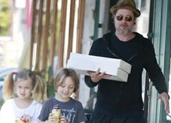 Brad Pitt tình cảm đi mua đồ ăn sáng cho Angelina Jolie