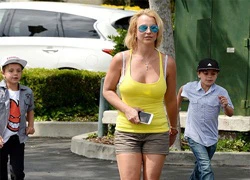 Britney Spears mặc ba lỗ trễ nải lộ nội y