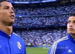 C. Ronaldo cởi áo 'đền' cho fan nhí