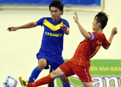 Đá bóng vào mặt trọng tài, hai cầu thủ futsal bị phạt nặng