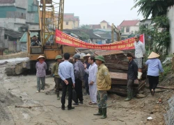 Dân cản trở thi công công trình để đòi đền bù lún, nứt nhà