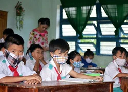 Gần nơi làm bột liệm tử thi, bịt khẩu trang ngồi học