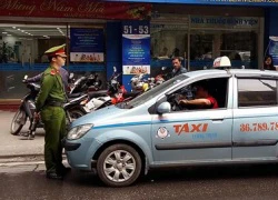 Hà Nội: Cảnh sát bám cần gạt nước xe taxi