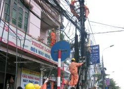 Hà Nội: Cháy cáp viễn thông, cột điện bị "vạ lây"