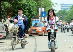 Hà Nội: Học sinh đầu trần đi xe đạp điện vô tư "lượn" phố