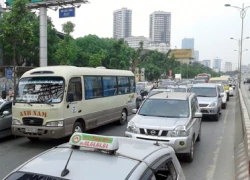 Hà Nội: Nhiều đường phố kẹt cứng, hành khách bị "chôn chân" tại bến xe