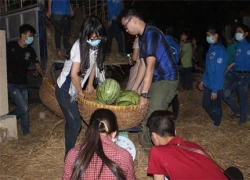 Hà Nội: Trắng đêm vận chuyển 60 tấn "dưa hấu miền Trung"