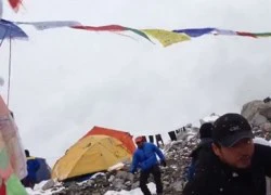 Hàng trăm người mắc kẹt trên đỉnh Everest chờ cứu hộ