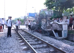 Húc gãy barie, ôtô tải đâm đầu vào tàu hỏa