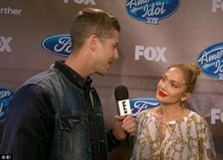 Jennifer Lopez hôn bạn trai nhưng vẫn khẳng định đang độc thân