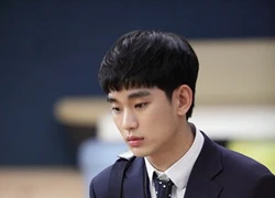 Kim Soo Hyun mặt buồn như "mất sổ gạo" ngày đầu đi làm