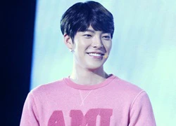 Kim Woo Bin thoa son môi, diện áo hồng nữ tính giao lưu với fan